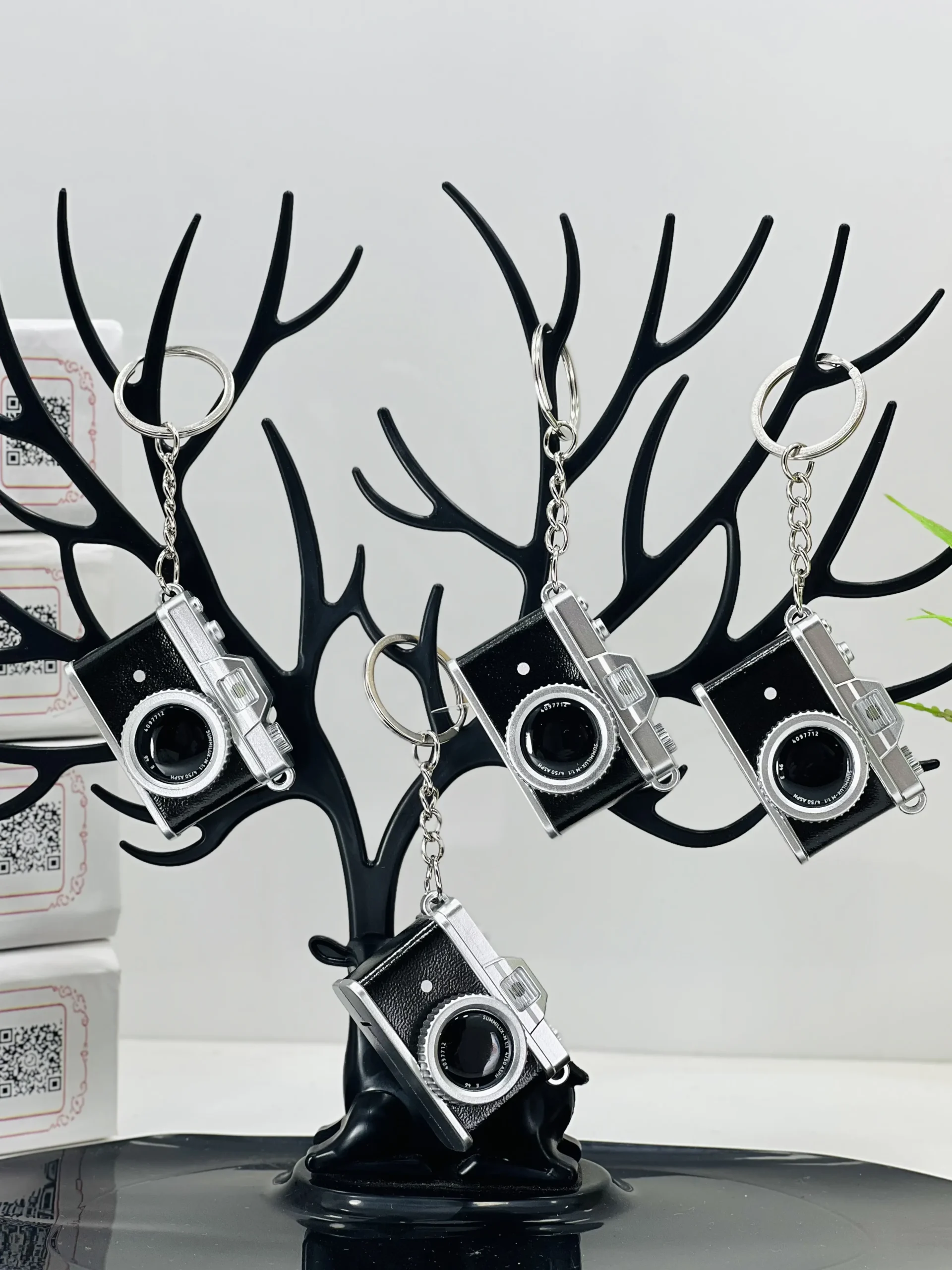 Mini DSLR Camera Keychain with Flash & Shutter Sound - Image 9